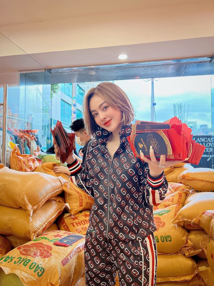 Miệng nói không vào showbiz mà Trang Nemo oanh tạc khắp sự kiện