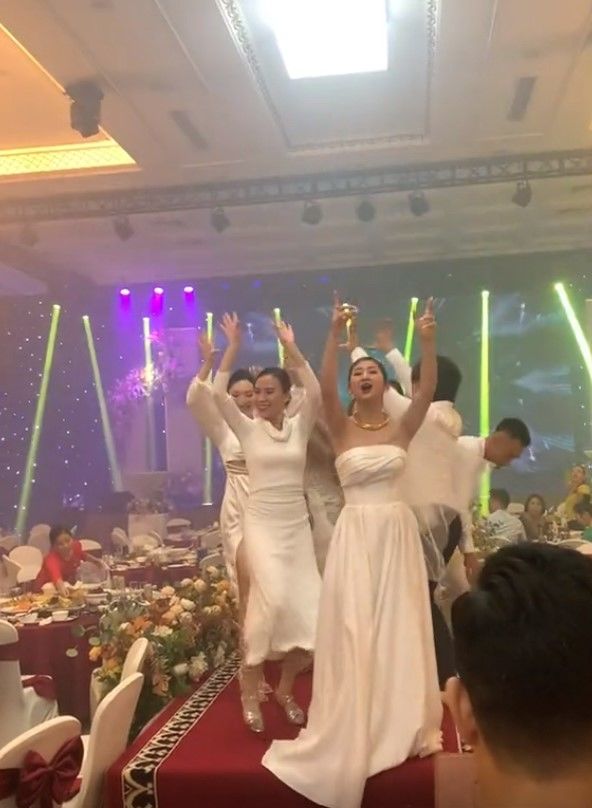 Trên đường đi học bỗng thấy đám cưới, dàn nữ sinh tấp vô quẩy