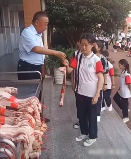 Trường học khen thưởng học sinh giỏi bằng 55 tấn thịt heo