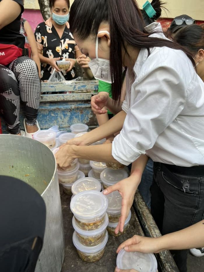 Thiên Hương cùng fan thức trắng đêm nấu cháo tặng bệnh nhân nghèo