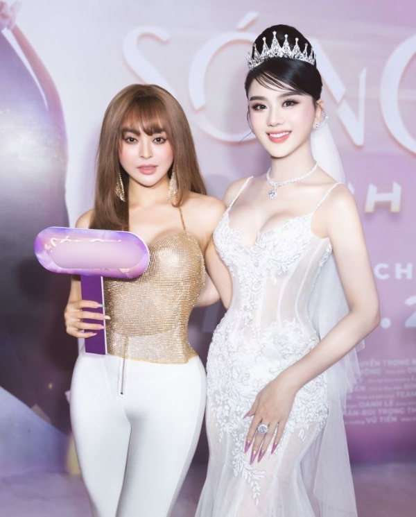 Miệng nói không vào showbiz mà Trang Nemo oanh tạc khắp sự kiện