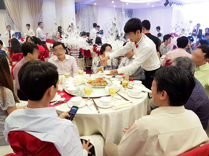 Quy tắc giúp bạn tinh tế khi dự đám cưới: Không ăn tiệc giờ cao su