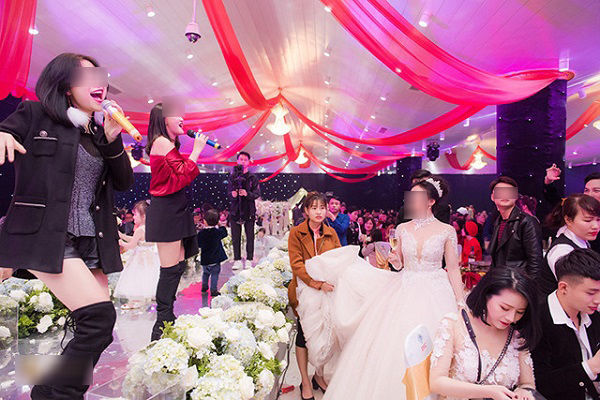 Quy tắc giúp bạn tinh tế khi dự đám cưới: Không ăn tiệc giờ cao su