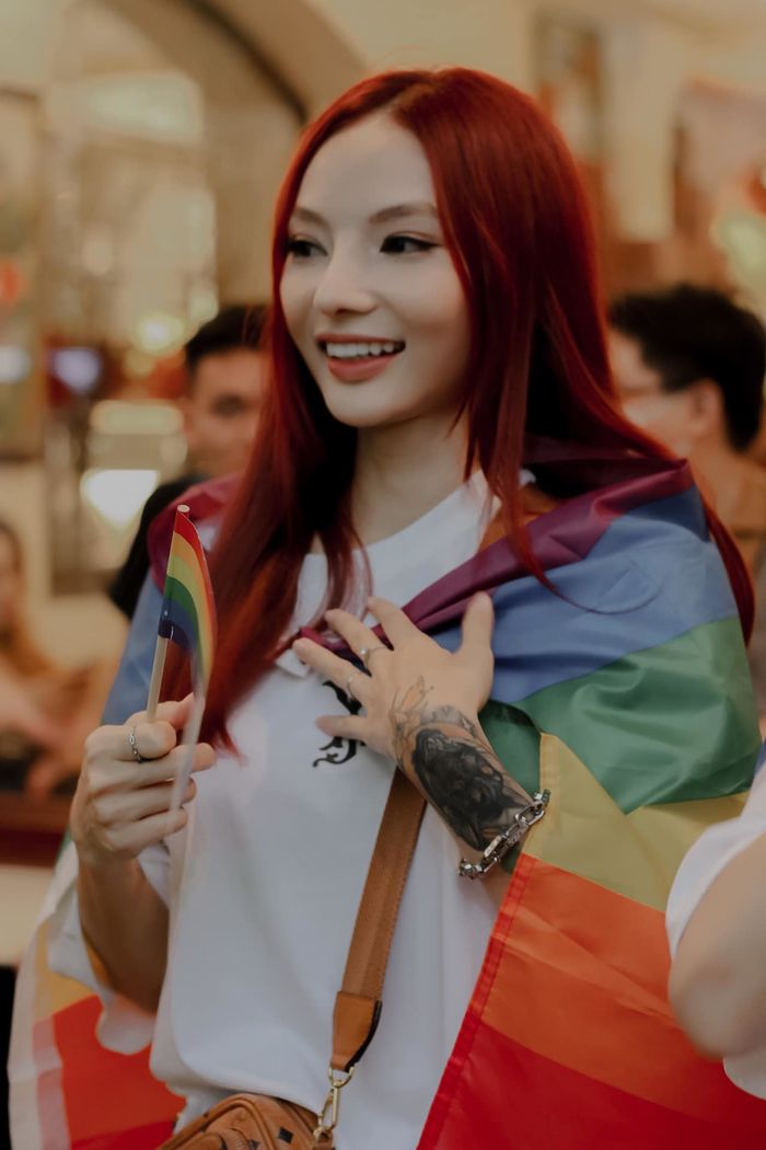 Vợ chồng Jin Xíu diện đồ đôi đi tôn vinh tình yêu đồng giới