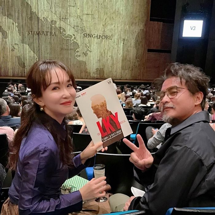 Vợ chồng Phạm Văn Phương U60: Tình tứ xem nhạc kịch, nhìn như tuổi băm