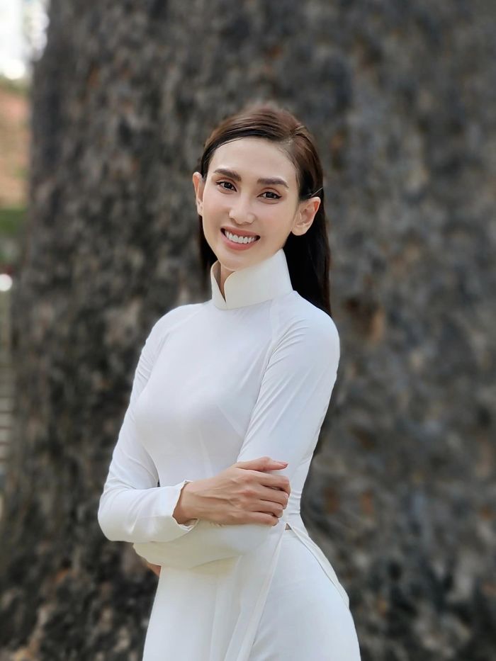 Võ Hoàng Yến hiếm hoi chia sẻ khung hình mặn nồng với chồng sắp cưới