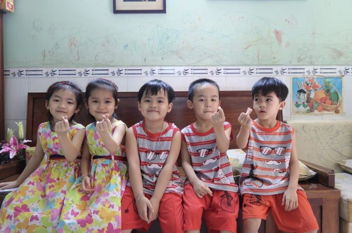 Vợ sinh thường 4 con, chồng được công ty thưởng ô tô, tiền mặt