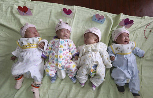 Vợ sinh thường 4 con, chồng được công ty thưởng ô tô, tiền mặt