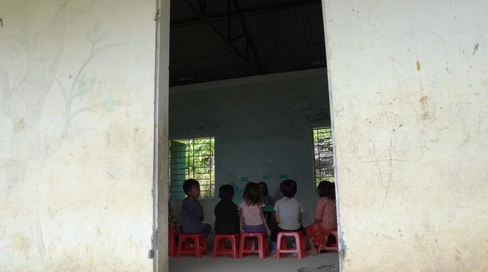 Xót xa cảnh lớp học “nghèo” ở Hà Giang: Không cửa, không nhà vệ sinh