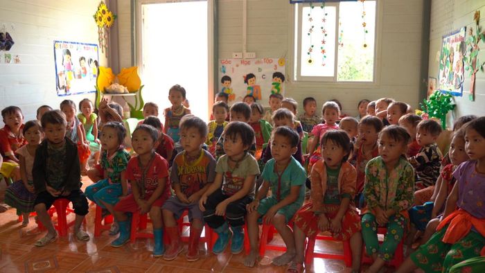 Xót xa cảnh lớp học “nghèo” ở Hà Giang: Không cửa, không nhà vệ sinh