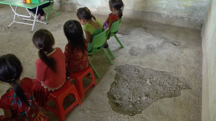 Xót xa cảnh lớp học “nghèo” ở Hà Giang: Không cửa, không nhà vệ sinh