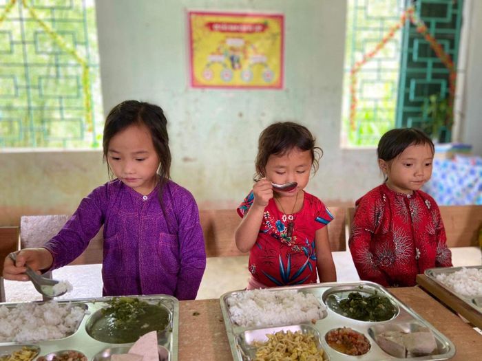 Xót cảnh mì tôm chan mèn mén của trò Hà Giang: Nay đã có cơm ngon