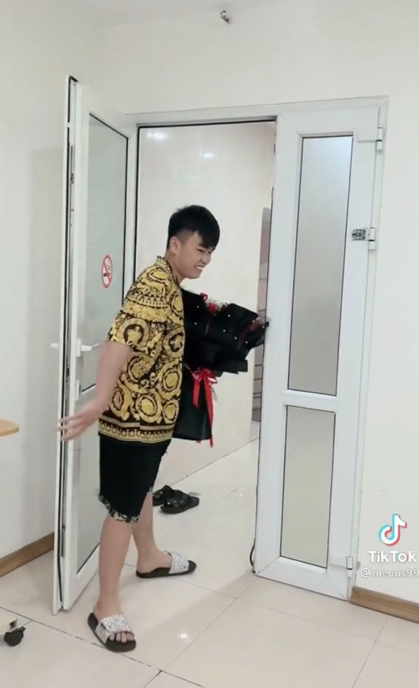 Yêu nhau 2 năm, cô nàng 9x Sóc Trăng được tặng hoa tiền khủng