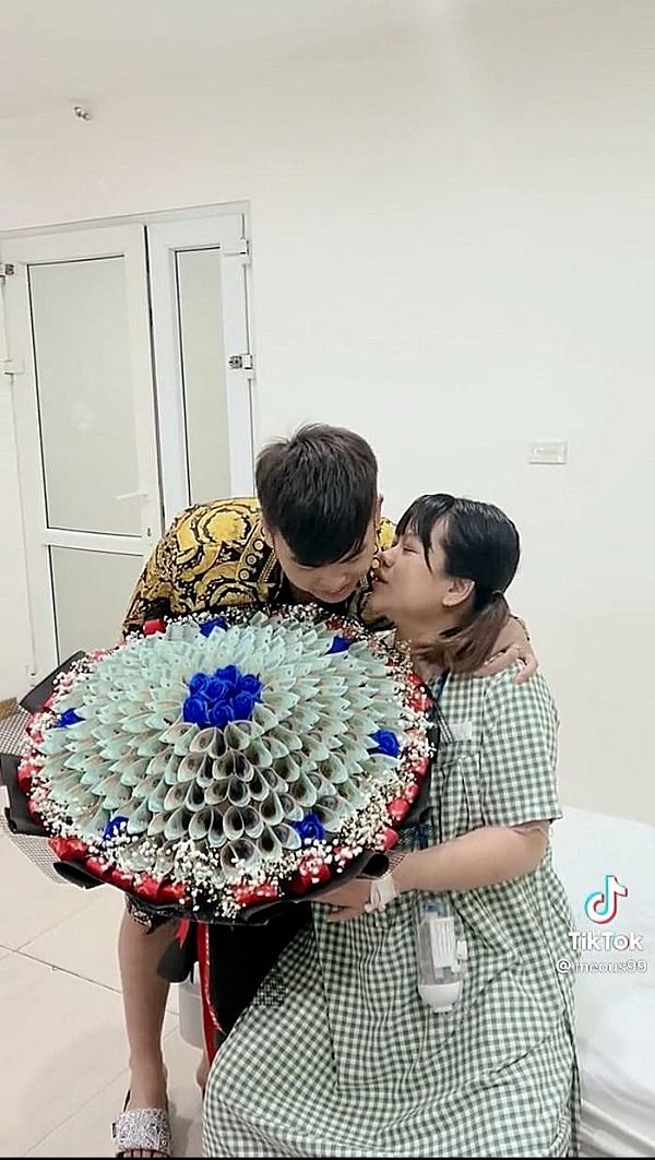 Yêu nhau 2 năm, cô nàng 9x Sóc Trăng được tặng hoa tiền khủng