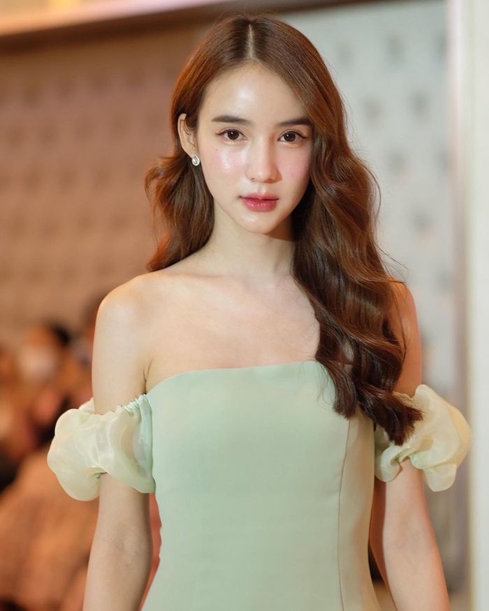 Yoshi đẹp mọi góc độ: Ai chung khung hình cũng phải nhường spotlight