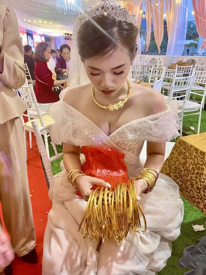 Cô dâu, chú rể khởi nghiệp thành công: Lấy giỏ đựng gà hốt sổ đỏ