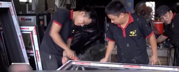 Cặp anh em song sinh U40 hơn 13 năm lái xe cứu thương giúp người