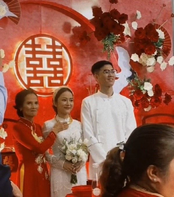Xúc động cảnh cô dâu nén nước mắt tổ chức đám cưới, vừa chịu tang cha