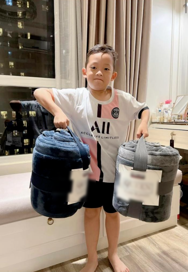 Con trai Ly Kute ngày càng ra dáng soái ca, biết làm thiệp tặng mẹ