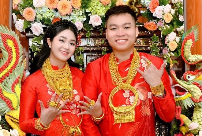 Cô dâu, chú rể khởi nghiệp thành công: Lấy giỏ đựng gà hốt sổ đỏ