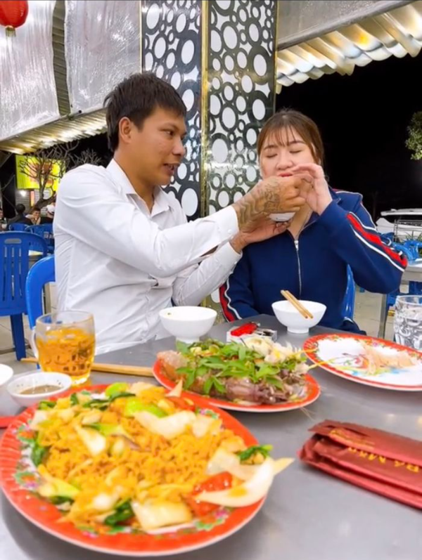 Hậu giận dỗi, Lộc Fuho ga lăng bóc tôm, đút tận miệng cho vợ