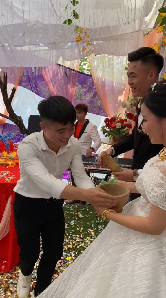 Cô dâu chú rể được hội bạn tặng quà cưới siêu thực tế