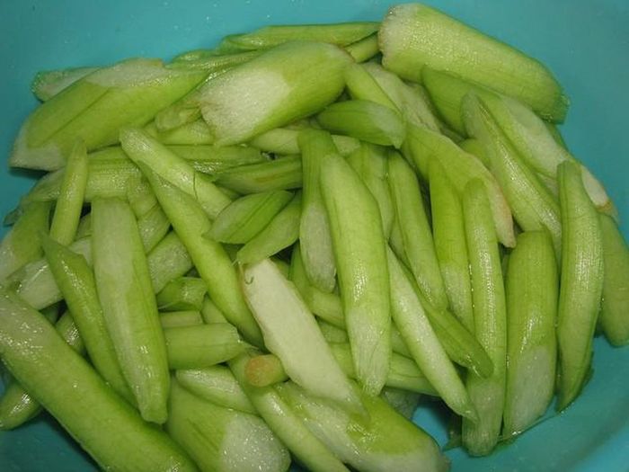 Củ cải, dọc mùng... giá rẻ như cho, đem phơi khô thì đắt gấp trăm lần