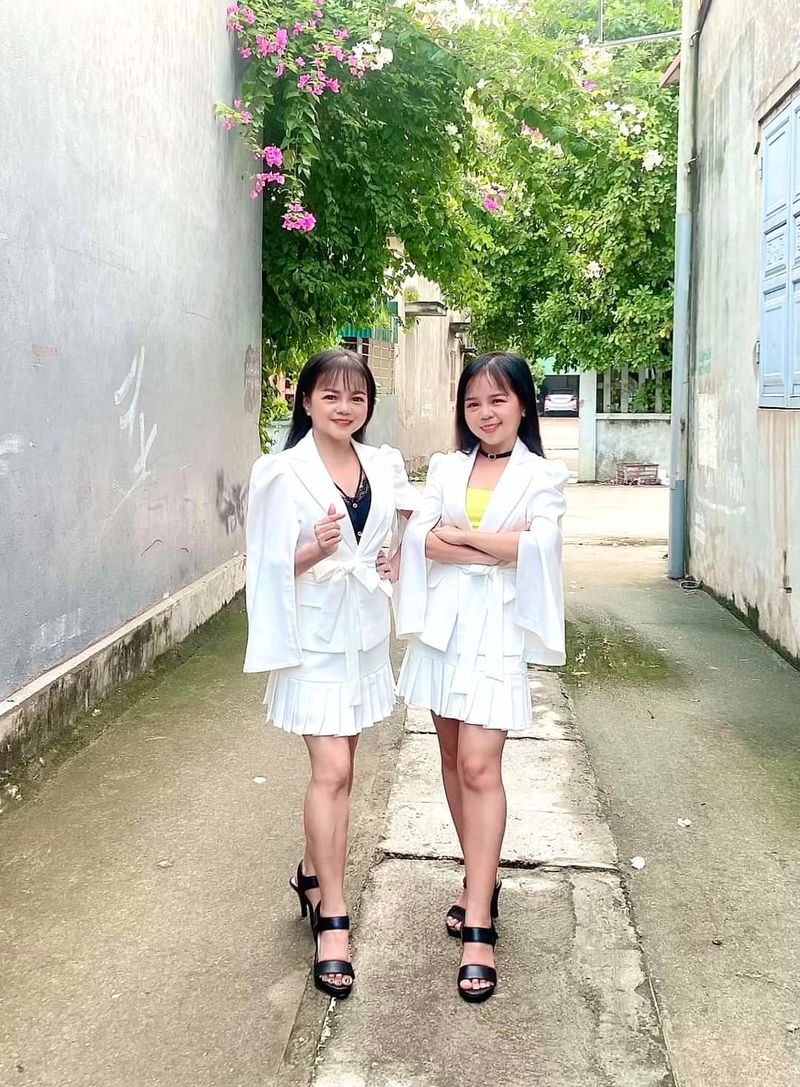 Cặp chị em thấp nhất VN: 1m25 cân từ style công sở tới bánh bèo