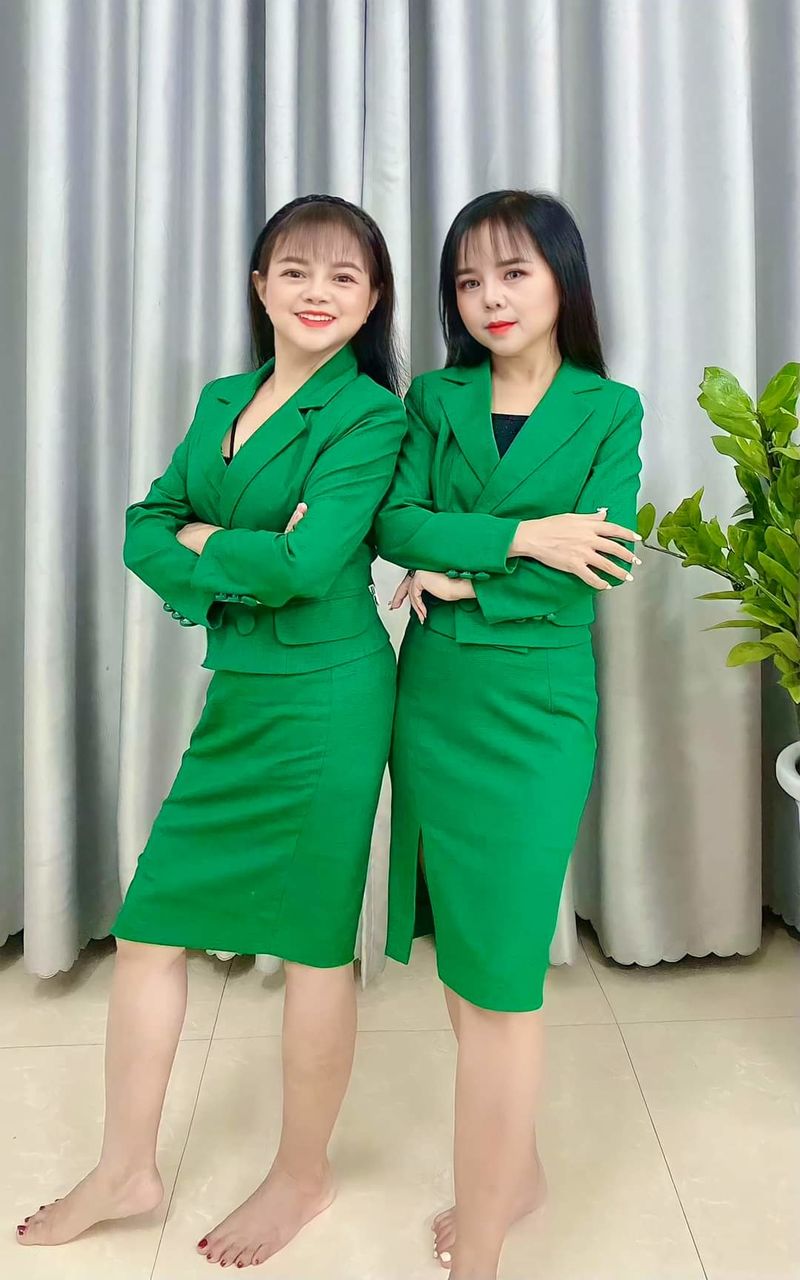 Cặp chị em thấp nhất VN: 1m25 cân từ style công sở tới bánh bèo