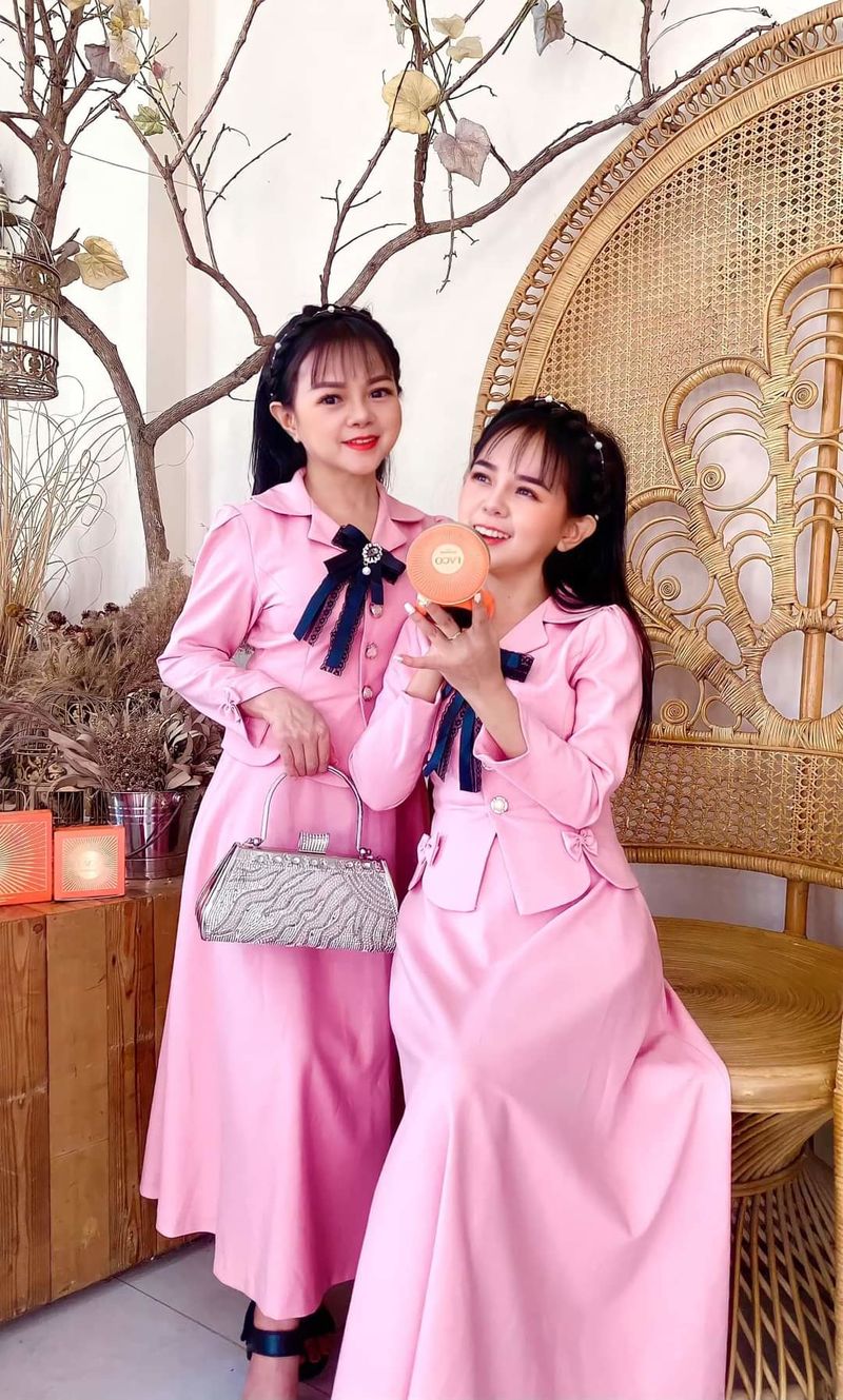 Cặp chị em thấp nhất VN: 1m25 cân từ style công sở tới bánh bèo