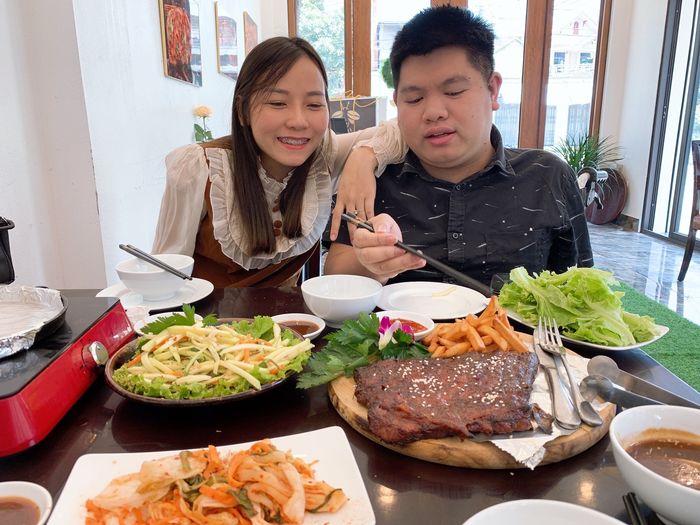 Cô nàng Long An vượt Nam ra Bắc vì tình yêu với chàng trai khuyết tật
