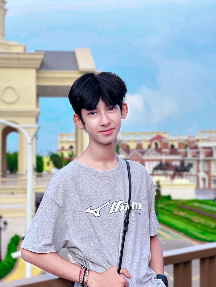 Cậu bé bán rong đổi đời nhờ clip nói 16 thứ tiếng đã thành KOL