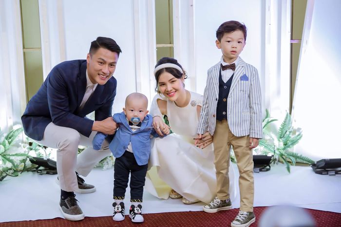 Vợ Mạc Hồng Quân diện túi gần 80 triệu đi cổ vũ chồng đá bóng