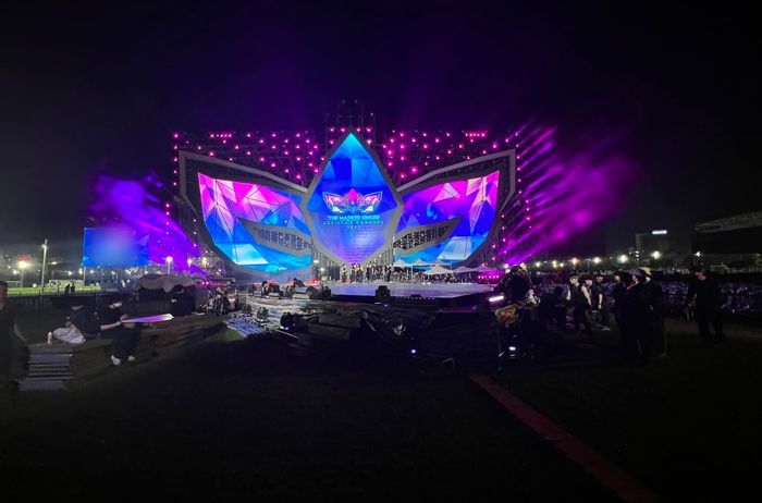 Ê-kíp The Masked Singer Vietnam lao đao khắc phục sự cố sau mưa