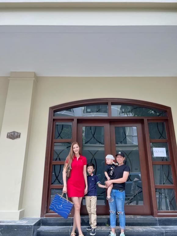 Vợ Mạc Hồng Quân diện túi gần 80 triệu đi cổ vũ chồng đá bóng