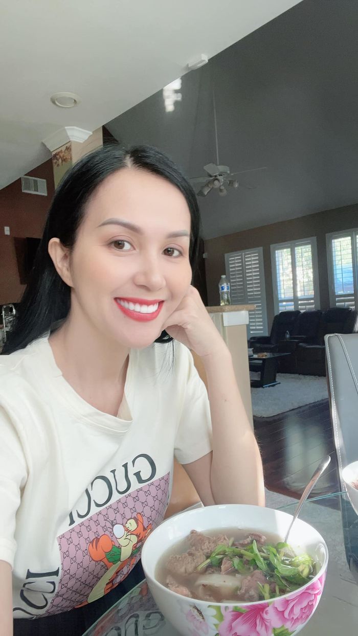 Mẹ trẻ 3 con bị nhầm là chị em với con gái, mặc chung đồ với con gái