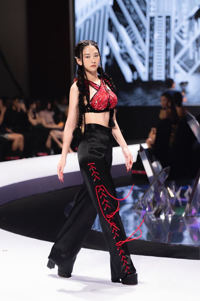 Lê Bống sau danh hiệu Người đẹp Nhân Ái: Đắt show đi diễn thời trang 