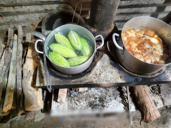 Bếp củi rộng 12m2 của mẹ trẻ Tiền Giang: Bữa cơm ngon thật đơn giản