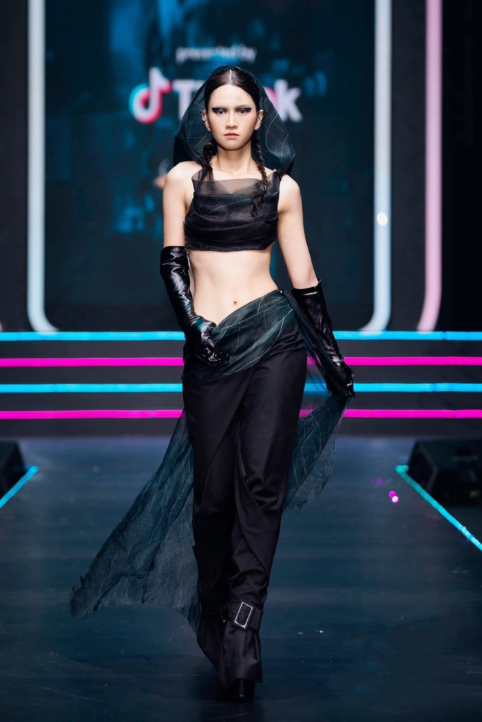 Lê Bống sau danh hiệu Người đẹp Nhân Ái: Đắt show đi diễn thời trang 