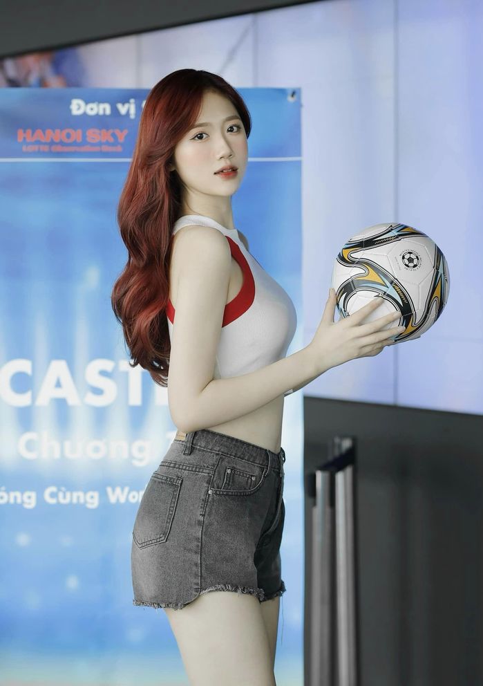 Tạ Biên Cương trở lại World Cup, chiều cao khiêm tốn trước nữ CĐV Hàn