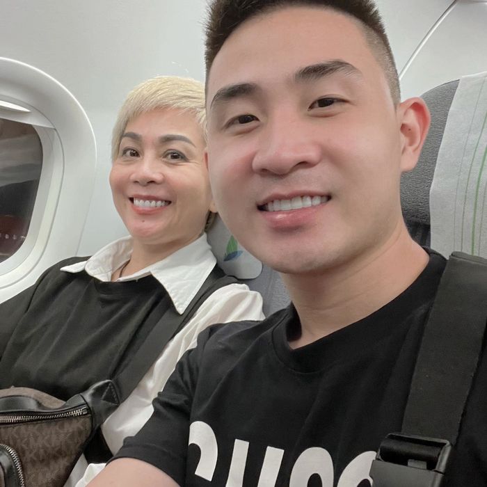 Mẹ chồng U60 khoe ảnh gia đình, làm mẹ đơn thân cũng không sao