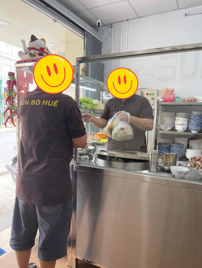 Bị bom 13 bịch bún bò, chủ quán phát miễn phí luôn cho người già