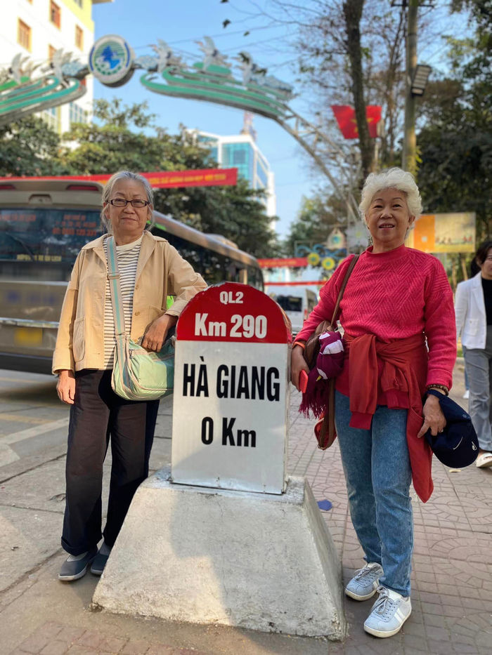 Đôi bạn thân 70 tuổi vẫn sung sức, cùng dắt tay nhau đi phượt Hà Giang