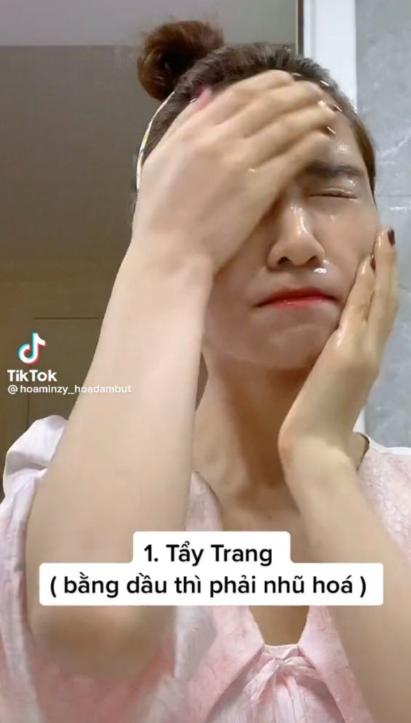 Học cách chăm sóc da của Hòa Minzy: không thể thiếu nước dưỡng trắng