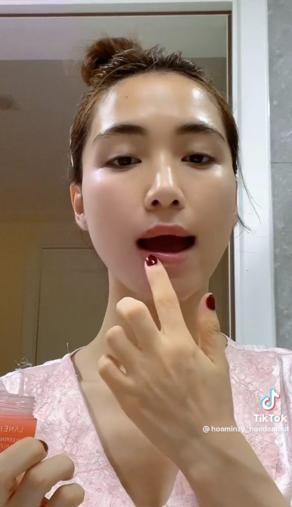 Học cách chăm sóc da của Hòa Minzy: không thể thiếu nước dưỡng trắng