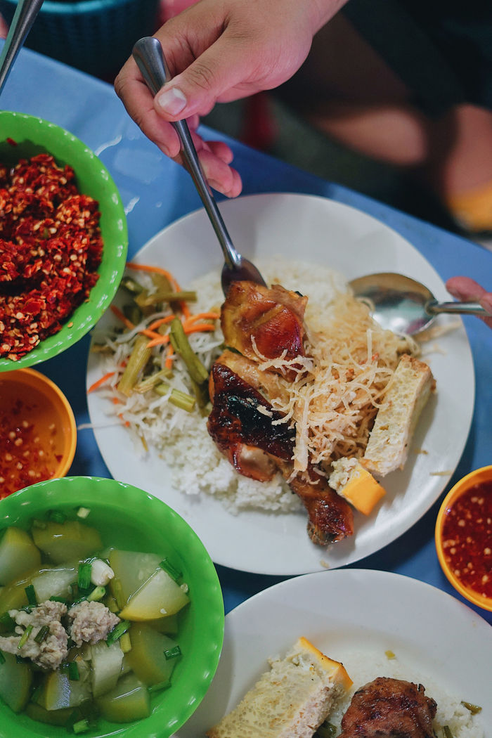 Đôi vợ chồng số 10 bán cơm tấm đêm nuôi 5 con thành tài