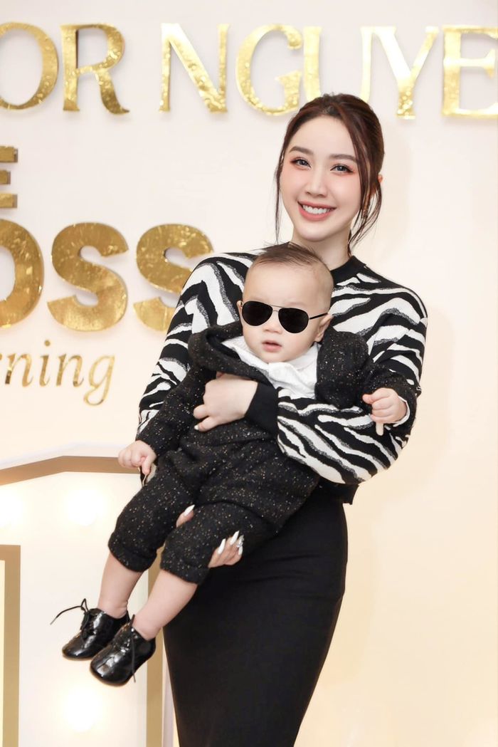 Ảnh hot sao Việt 25/11: Đỗ Mỹ Linh chăm chỉ đi làm dù là dâu tỷ phú