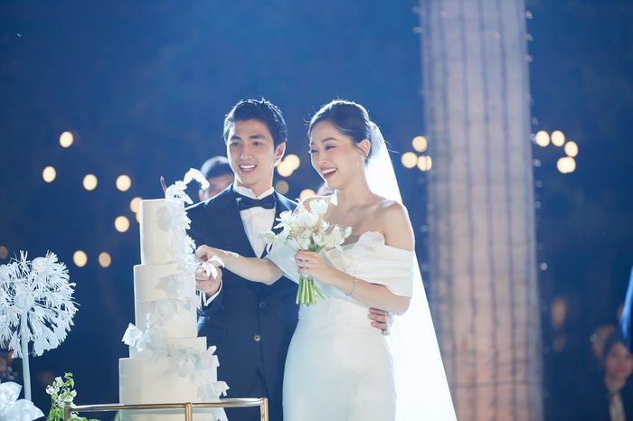 Á hậu Phương Nga nhập hội phát lương cho chồng: 200k/ngày