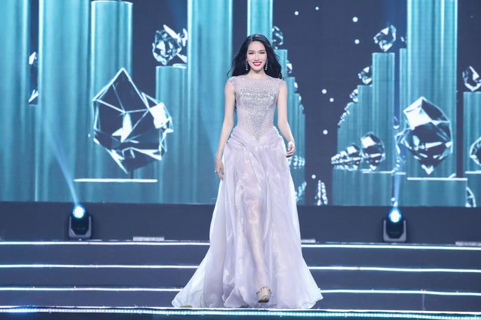 Á hậu Phương Anh trước thềm xuất khẩu: Bắn tiếng Nhật trên thảm đỏ