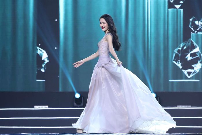 Á hậu Phương Anh trước thềm xuất khẩu: Bắn tiếng Nhật trên thảm đỏ